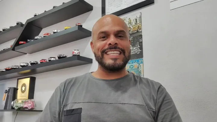 Quadro do vídeo de depoimento de Eduardo — Canaã Multimarcas